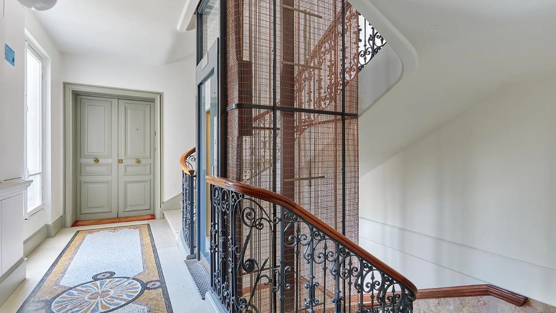 Sublime Montaigne Arc De Triomphe By Studioprestige * 파리